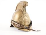 un casque en or orné d'un motif décoratif