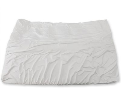 un drap blanc posé sur une surface blanche, avec un fond blanc