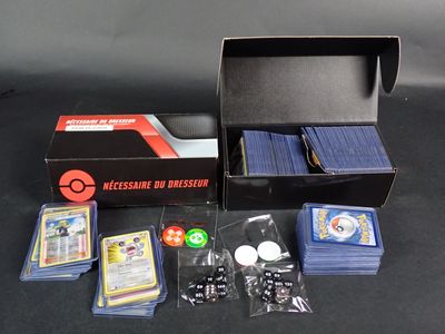 une boîte de cartes et une autre boîte de cartes posées sur une table