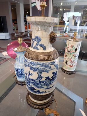 les nombreux vases exposés sur la table