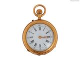une montre de poche en or avec des chiffres romains sur le cadran