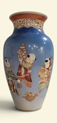 un vase bleu orné d'une image représentant des personnes