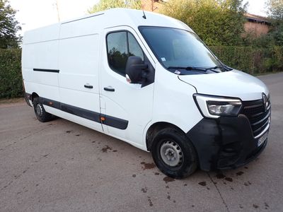 une camionnette blanche garée dans un parking