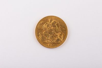 gros plan d'une pièce d'or sur une surface blanche