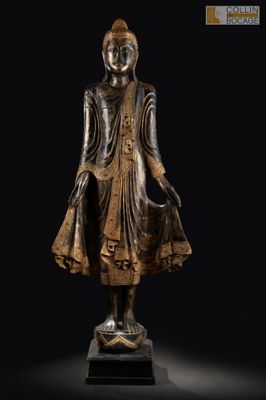 une image représentant une statue en bronze d'une personne sur fond noir
