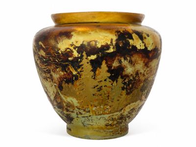 un vase posé sur une surface blanche