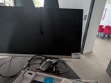 un écran d'ordinateur posé sur une table dans une pièce
