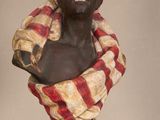 statue d'une femme avec un foulard enroulé autour de la tête