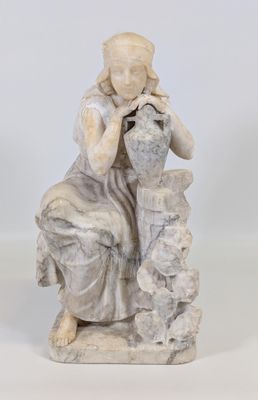 l'image d'une statue de femme assise sur un rocher