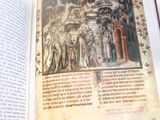 un livre ouvert sur lequel figure la photo d'un groupe de personnes