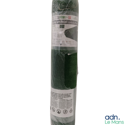un rouleau de tissu vert emballé dans du plastique