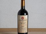 une bouteille de vin rouge posée sur une table en bois