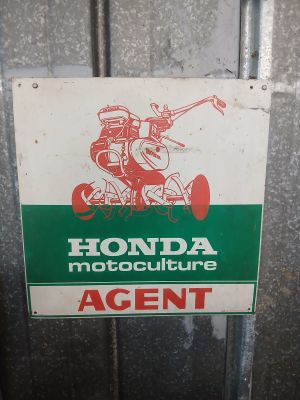 a sign that says honda motorcycle club agent on it