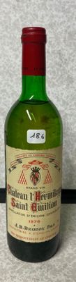 une bouteille de vin posée sur un comptoir à côté d'une autre bouteille de vin