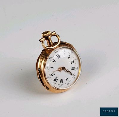 une montre de poche en or avec des chiffres romains