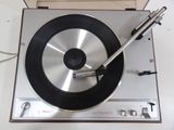 un tourne-disque posé sur une platine