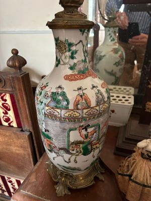 un vase posé sur une table dans une pièce