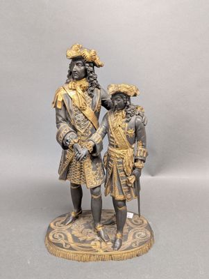 statue représentant un homme et une femme debout l'un à côté de l'autre