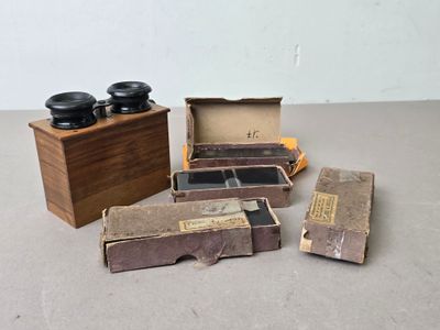 quatre cartons remplis d'objets anciens posés sur une table