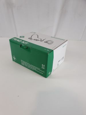 une boîte verte posée sur une table blanche