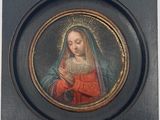 tableau représentant la Vierge Marie avec une auréole, dans un cadre noir