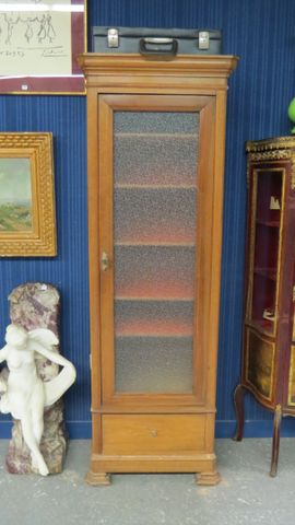 Vitrine ouvrant à 1 porte et 1 tiroir. H 167 L 58 l 38 cm