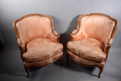 paire de chaises anciennes de style français, dont les assises sont recouvertes de velours rose