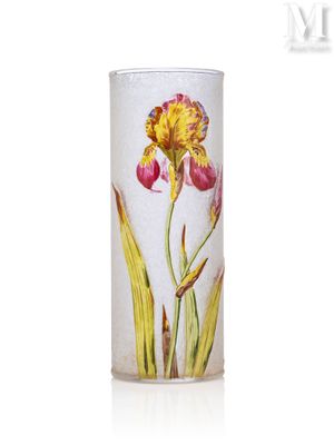 un vase en verre orné d'une image de fleur