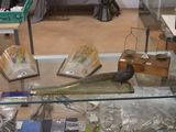 une vitrine en verre contenant divers objets