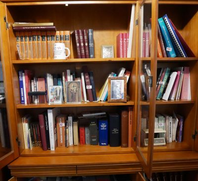une étagère contenant de nombreux livres dans une pièce