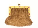 un sac à main en chaîne dorée orné de pierres roses
