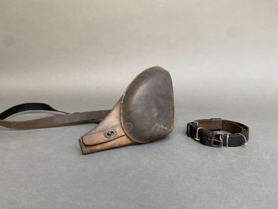 un petit objet métallique situé près d'une ceinture