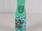 La bouteille est verte et est ornée d'un motif représentant un flamant rose.