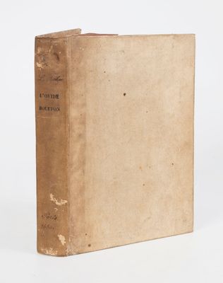 un vieux livre posé sur une surface blanche