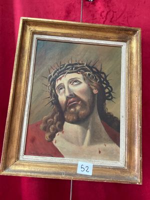 tableau représentant Jésus, la tête couronnée d'épines, accroché à un mur