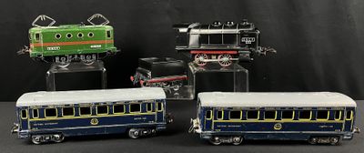 quatre petits trains jouets placés les uns à côté des autres