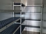 une pièce avec beaucoup d'étagères et un ventilateur à l'intérieur