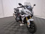 une moto garée sur un sol à damier noir et blanc