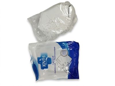 deux paquets de papier toilette posés l'un à côté de l'autre sur une surface blanche