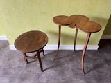 deux tables juxtaposées sur le sol