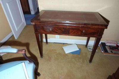un petit bureau avec un plateau en verre et une chaise dans un coin