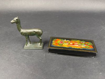 une petite boîte avec l'image d'un lama à côté