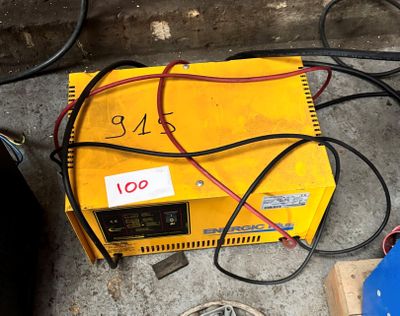 un boîtier jaune auquel sont raccordés plusieurs fils