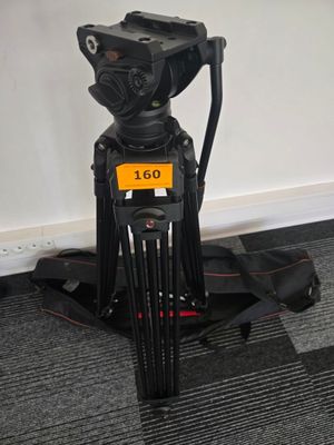 un trépied sur lequel est fixée une caméra, dans une pièce