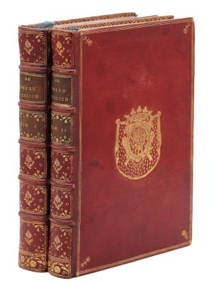 un vieux livre rouge avec un emblème doré sur la couverture