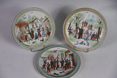 trois assiettes ornées d'une peinture représentant une scène de village