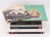plusieurs livres sont empilés sur une surface blanche
