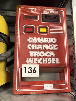 une pancarte sur laquelle on peut lire « canbo change troca wechsel » sur le côté de la machine