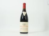 une bouteille de vin posée sur une table
