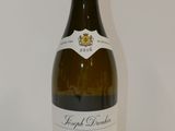 une bouteille de vin posée sur une table